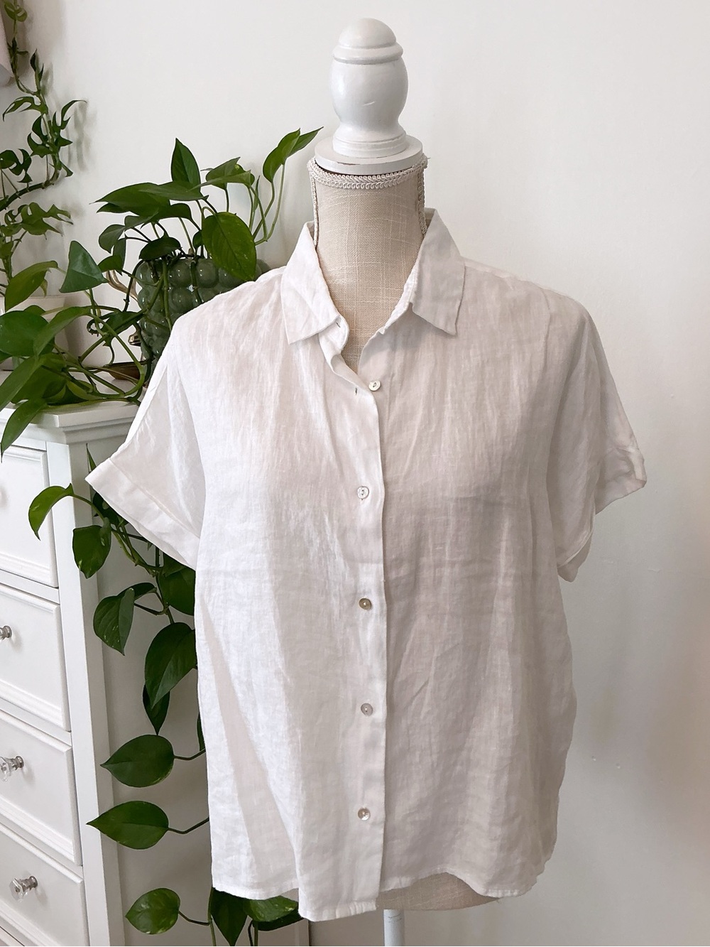 Tahari | Lightweight White Linen Button-Up Shirt size M